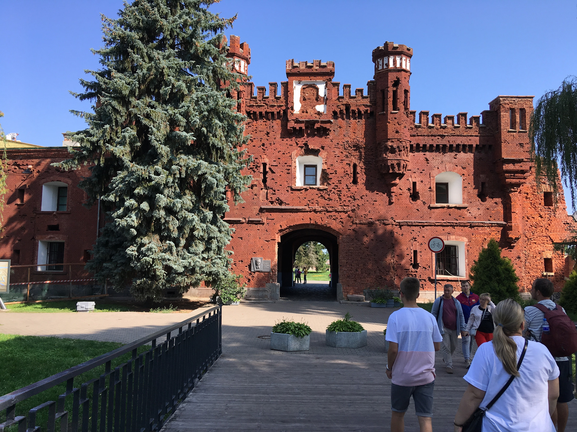 Герои брестской крепости. «Брестская крепость-герой» (Брест). Крепость герой Брест. Мемориал Брестская крепость-герой Холмские ворота. (12 Городов и 1 крепость-герой - Брестская крепость.