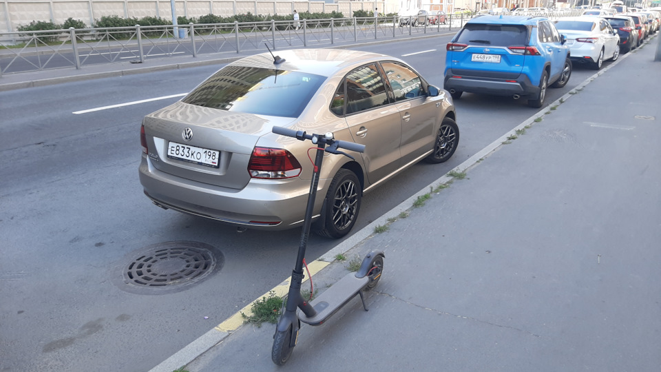 Volkswagen Polo Sedan и Xiaomi Mijia Electric Scooter M365 — Volkswagen Polo Sedan