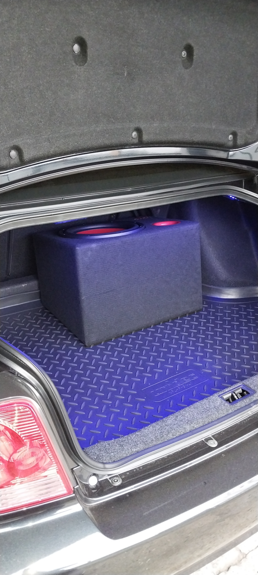 Говорят, что можно сабвуфер поставить и таким образом, динамиком вверх ⏫, тоже не знаю правильно так или нет будет 🤔 — Hyundai Sonata IV (EF)