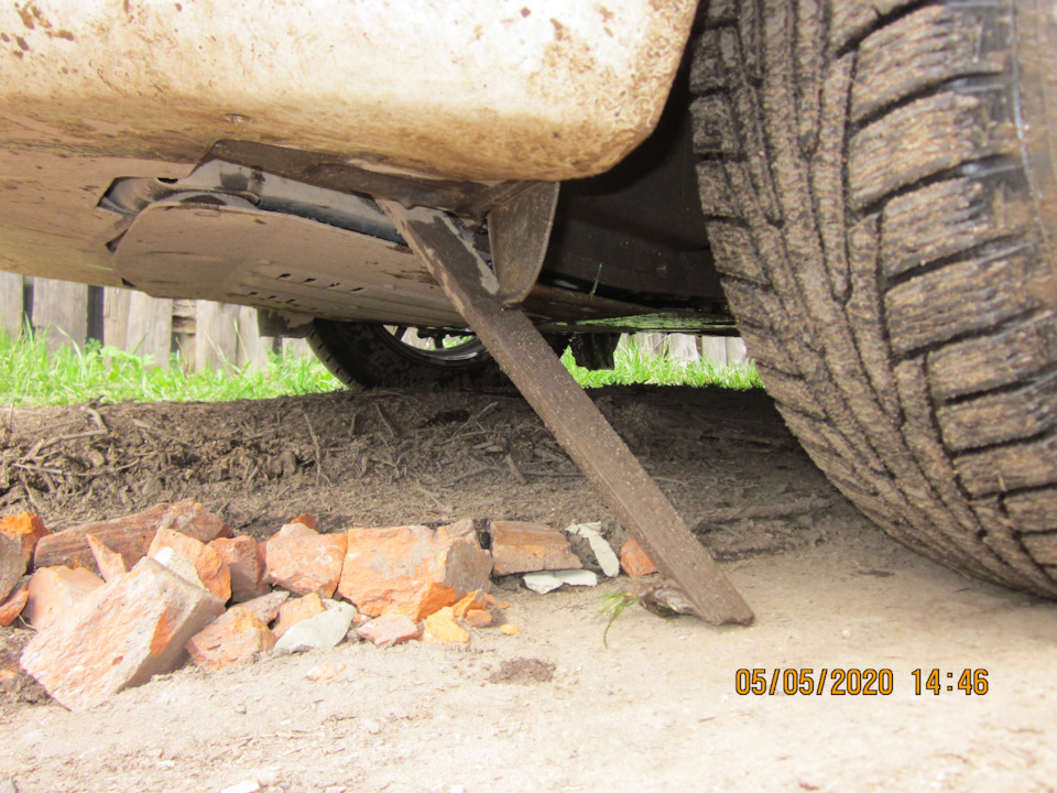 Склонил свою голову, припал на одно колено, а там… — Lada Vesta SW (1G)