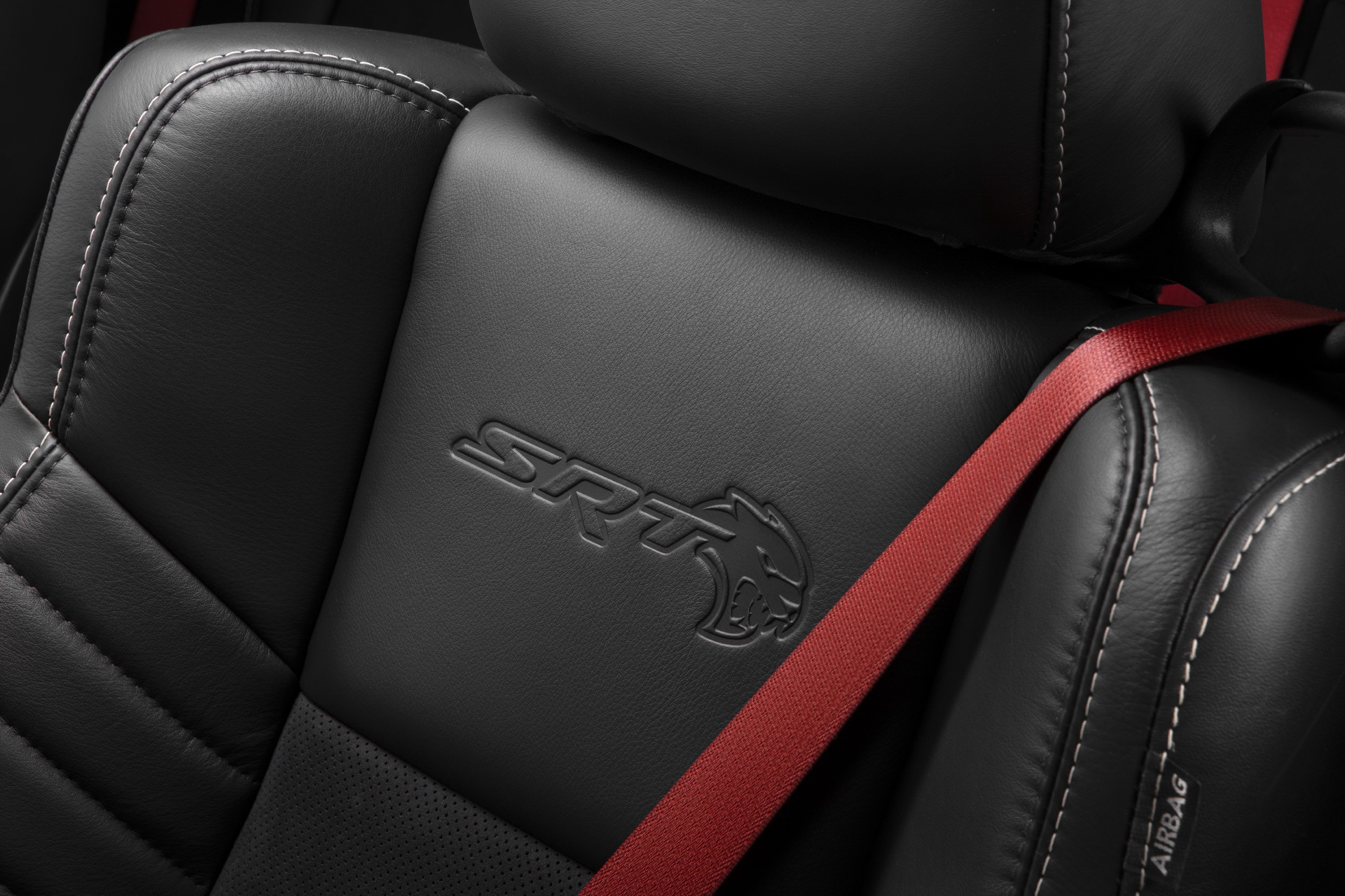 Leather package. Dodge Challenger Hellcat Wallpaper.