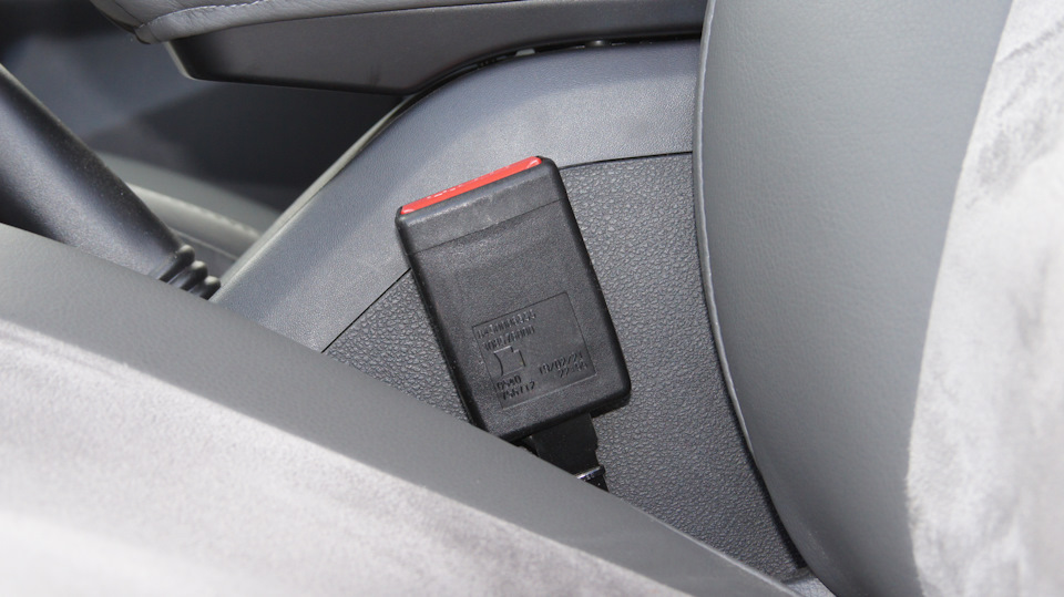 Водительский замок ремня безопасности после удлинения. Крупный план — Lada Vesta SW (1G)