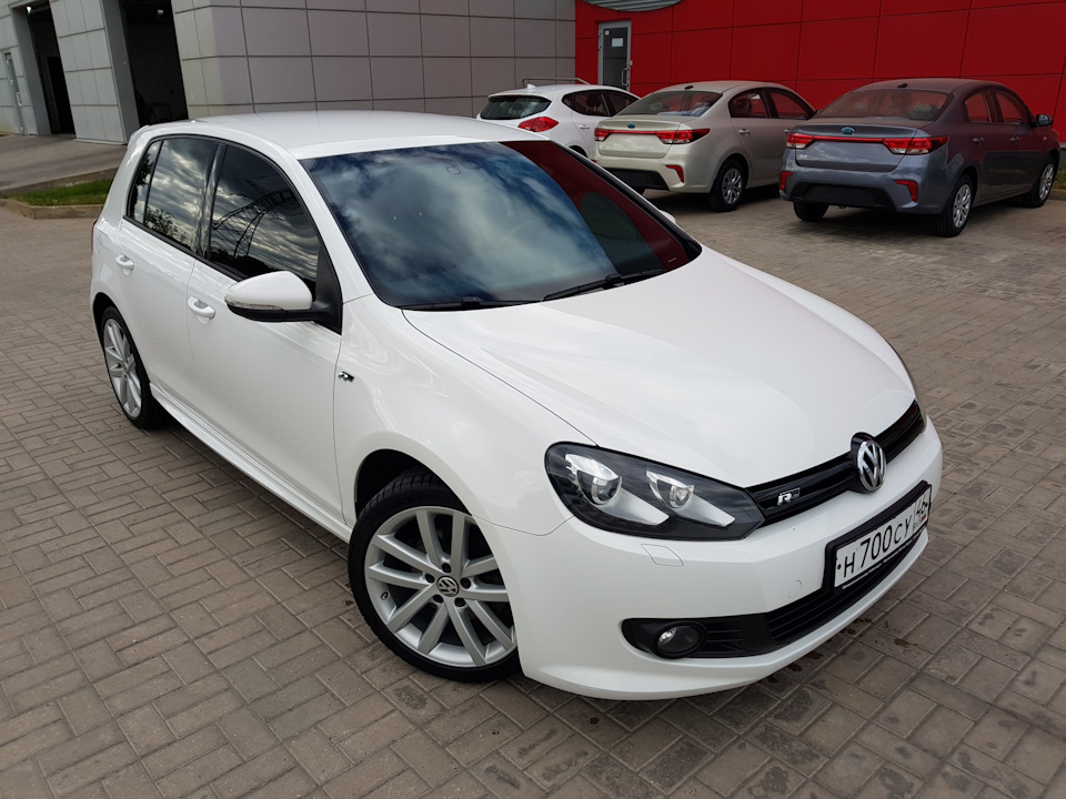 Белый чёрный Volkswagen Golf 6