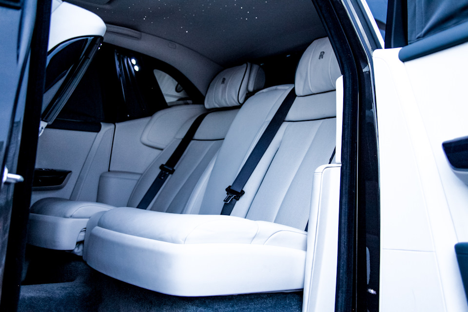 Автомобиль открытые двери rolls royce