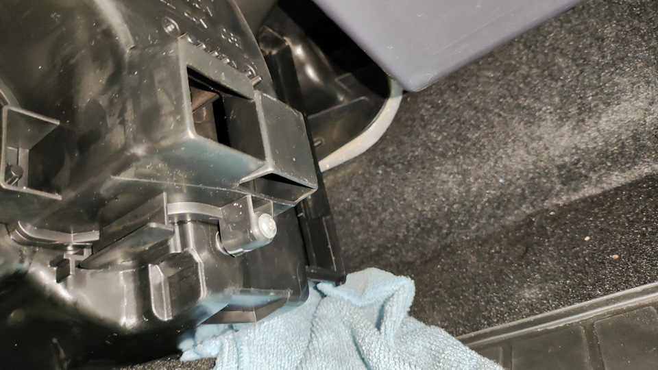 Замена фильтра салона. Дастер 2.0 АКПП. — Renault Duster (1G), 2 л ...