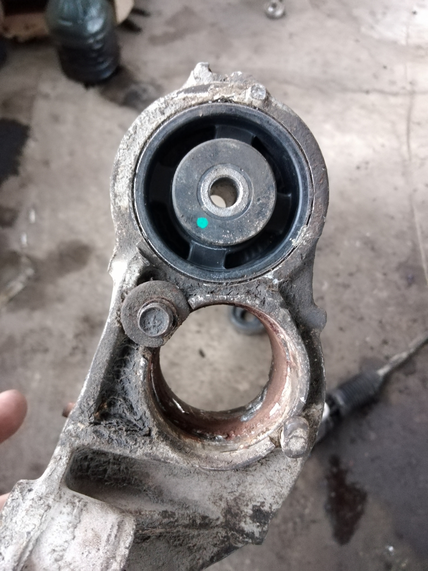 Замена задней подушки ДВС — Peugeot 206, 1,6 л, 2007 года | визит на ...