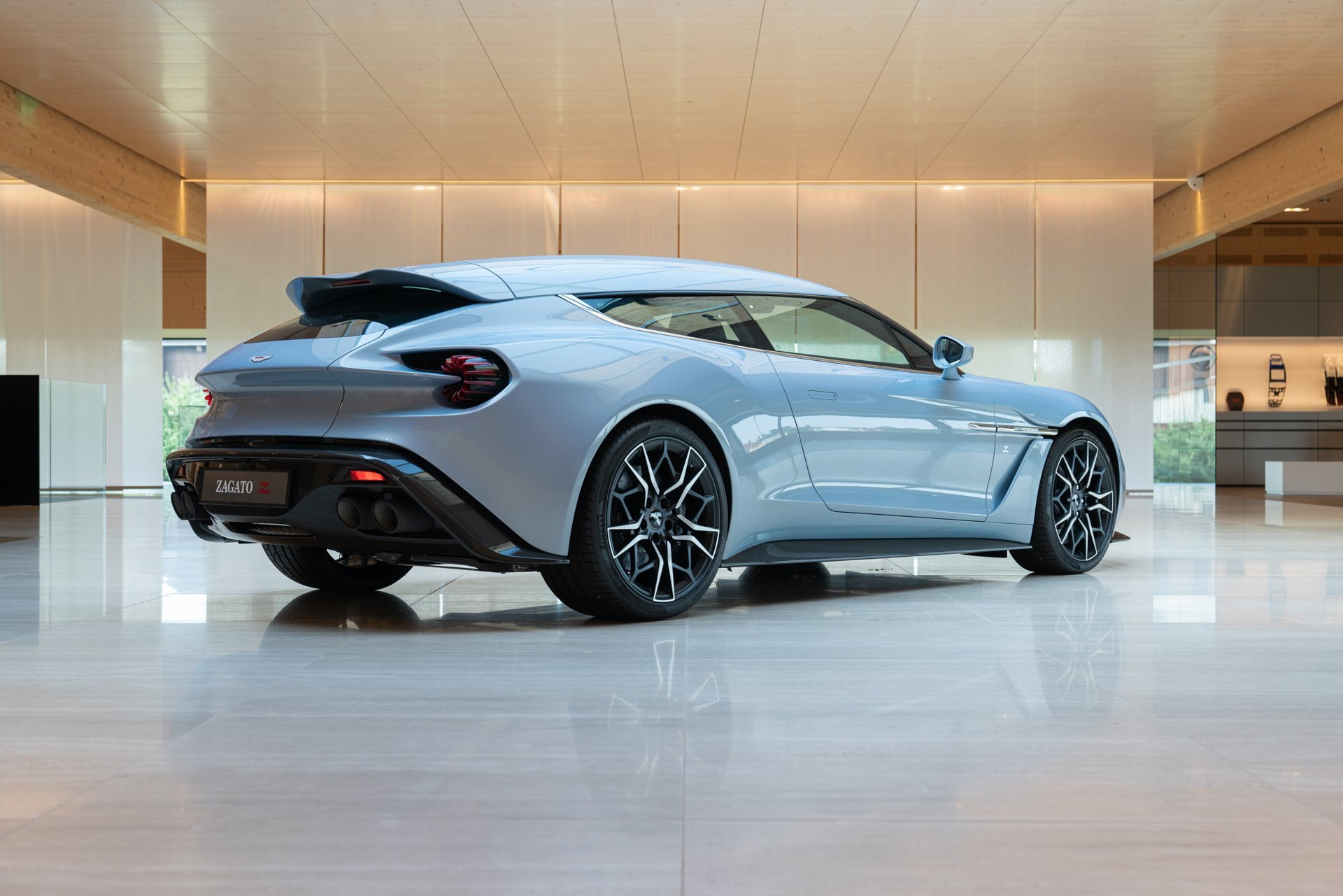 Aston Martin Vanquish розовый