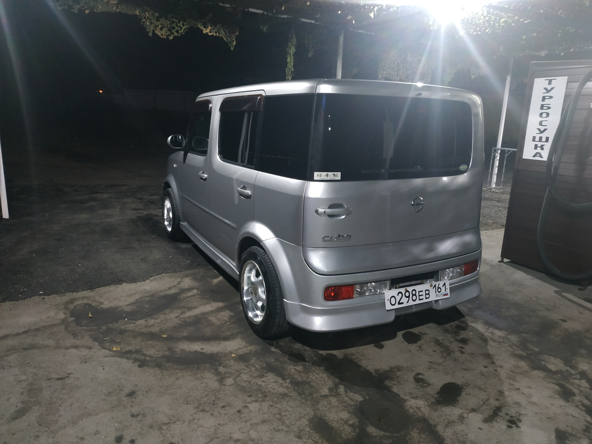 Квадратный номер на Nissan Cube