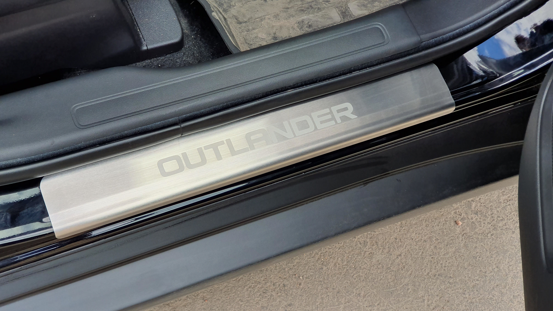 Пластиковая накладка на заднюю дверь. Накладки на пороги Мицубиси Аутлендер 3. Накладки на пороги Mitsubishi Outlander 3. Накладки на пороги Мицубиси Аутлендер 2019. Накладка порога Mitsubishi Outlander 2.