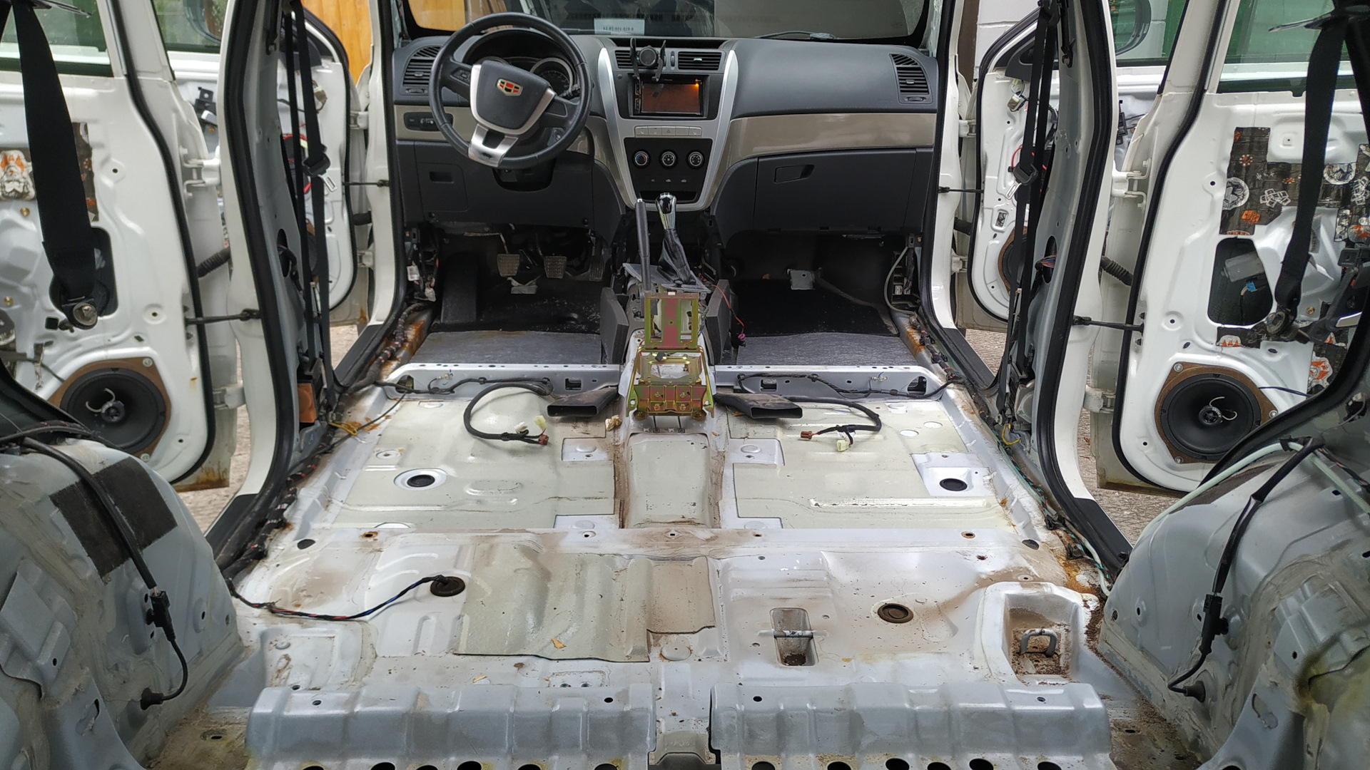 Geely emgrand x7 2014. Замена заглушек кузова — Geely Emgrand X7, 2 л ...