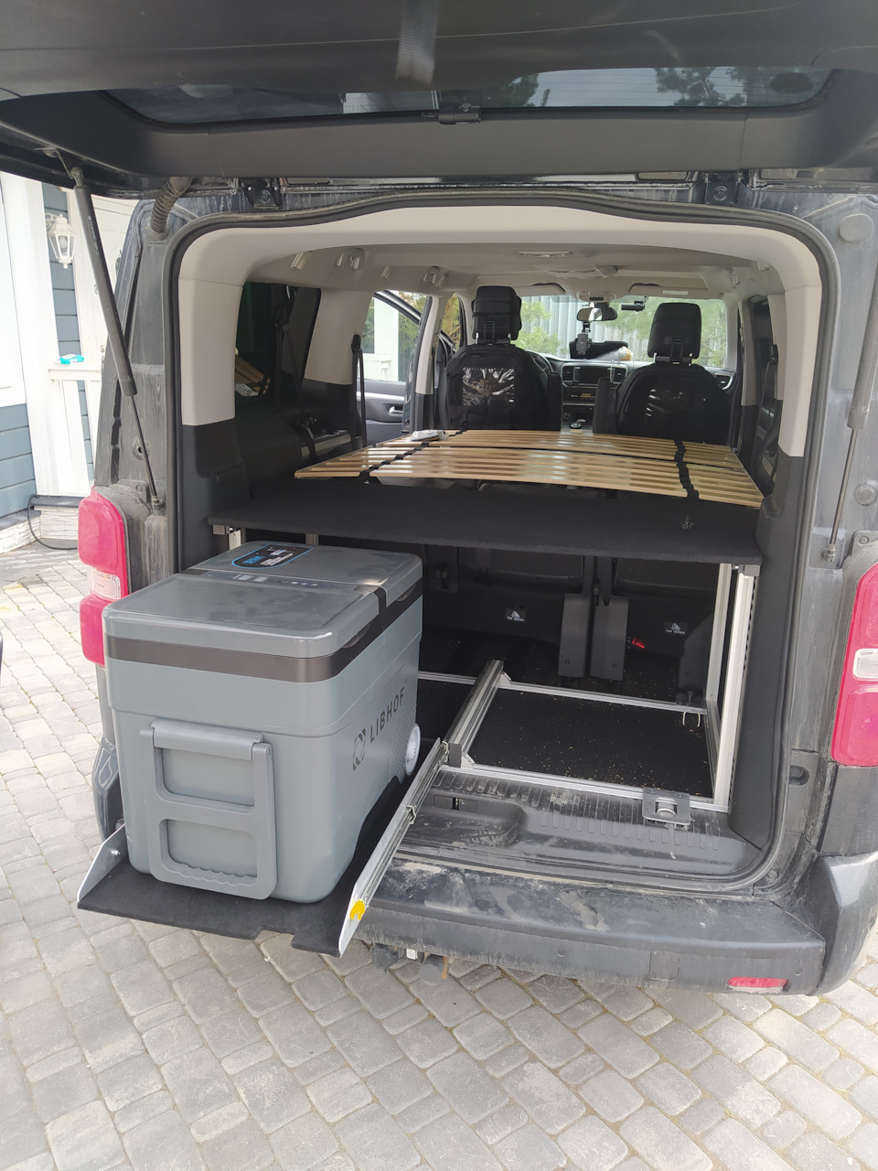 Спальные места для взрослых и детей в Пежо Тревеллер и минивэны ...