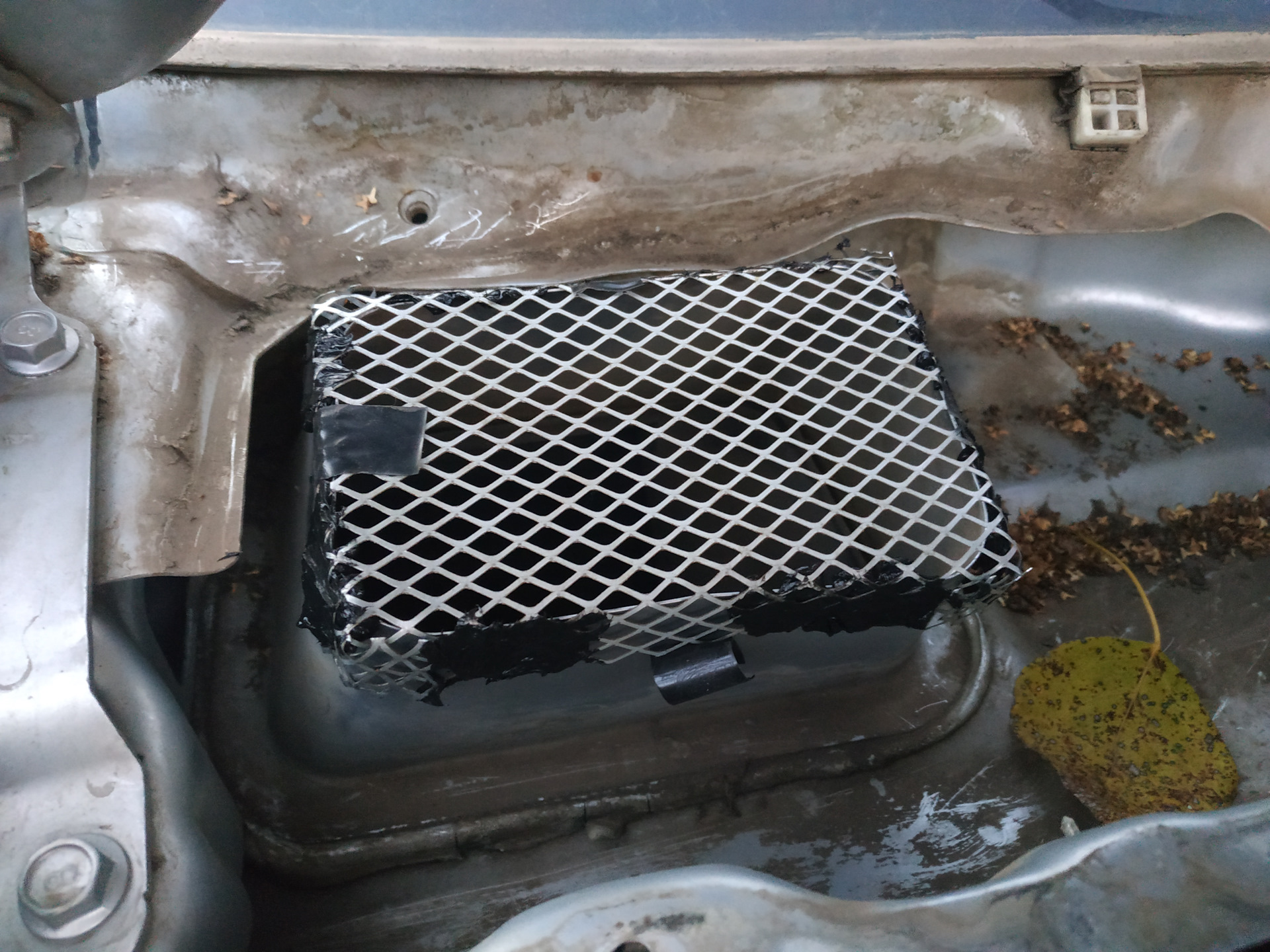 Сетка на воздухозаборник печки — SsangYong Rexton (1G), 2,3 л, 2007 ...