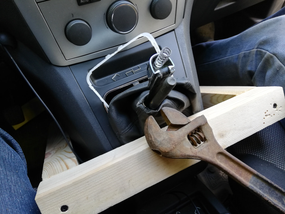 Снятие набалдашника рукоятки КПП — Opel Zafira B, 1,8 л, 2012 года ...