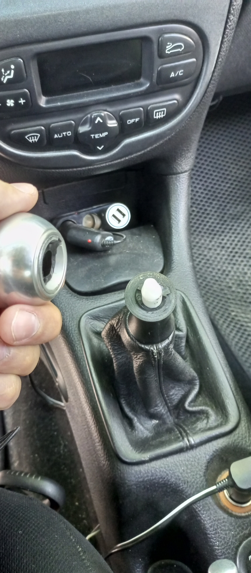 Сломалась ручка переключения скоростей. — Peugeot 206, 1,4 л, 2005 года ...
