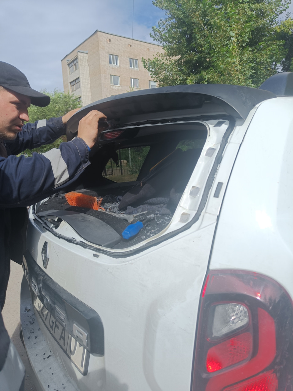 Треснуло заднее лобовое — Renault Duster (1G), 2 л, 2020 года ...