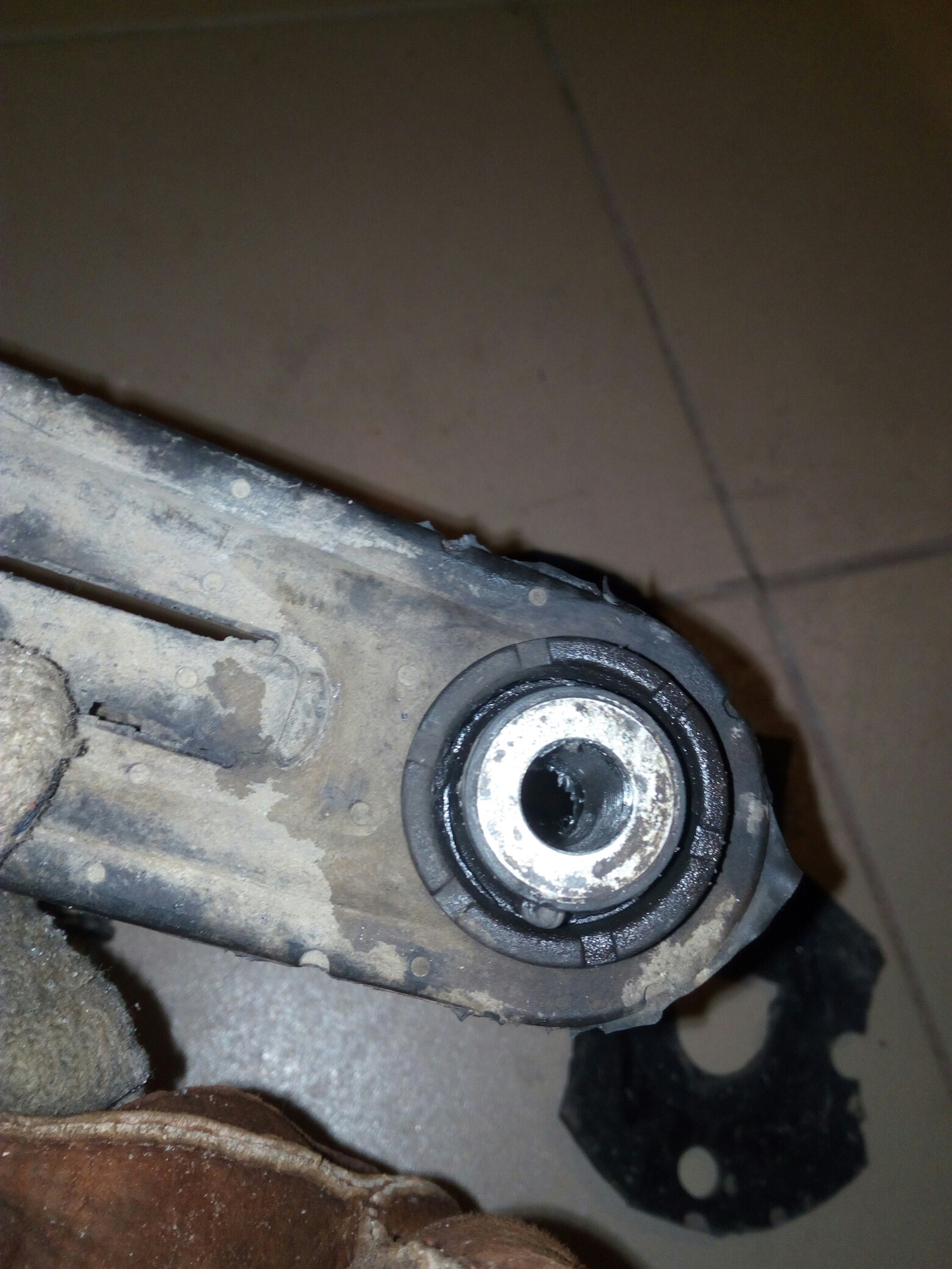 Замена задней (нижней) опоры двигателя меган 2 — Renault Megane II, 1,6 ...