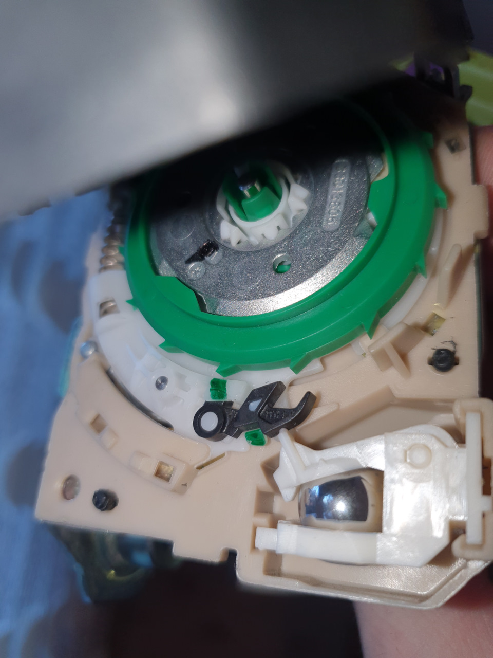 Стопор. Для натяжения пружины снимать эту крышку не обязательно. — Volkswagen Caravelle (T5)