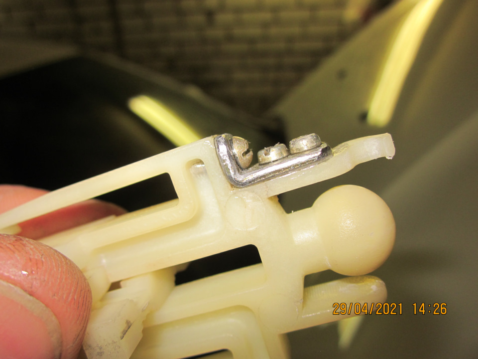 Переделал накладку, сделал в форме уголка и завернул на 3 винта М3 + цианокрилатный клей — Lada Vesta SW (1G)