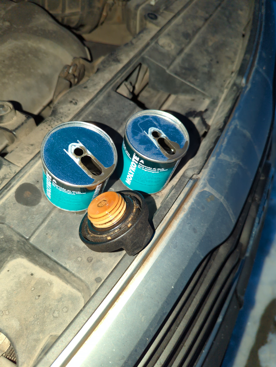 Уровень масла оптима 2. Sportage 3 уровень масла. Киа спортаж 3 сливная пробка. Уровень масла спортейдж 3. Щуп спортейдж 3.