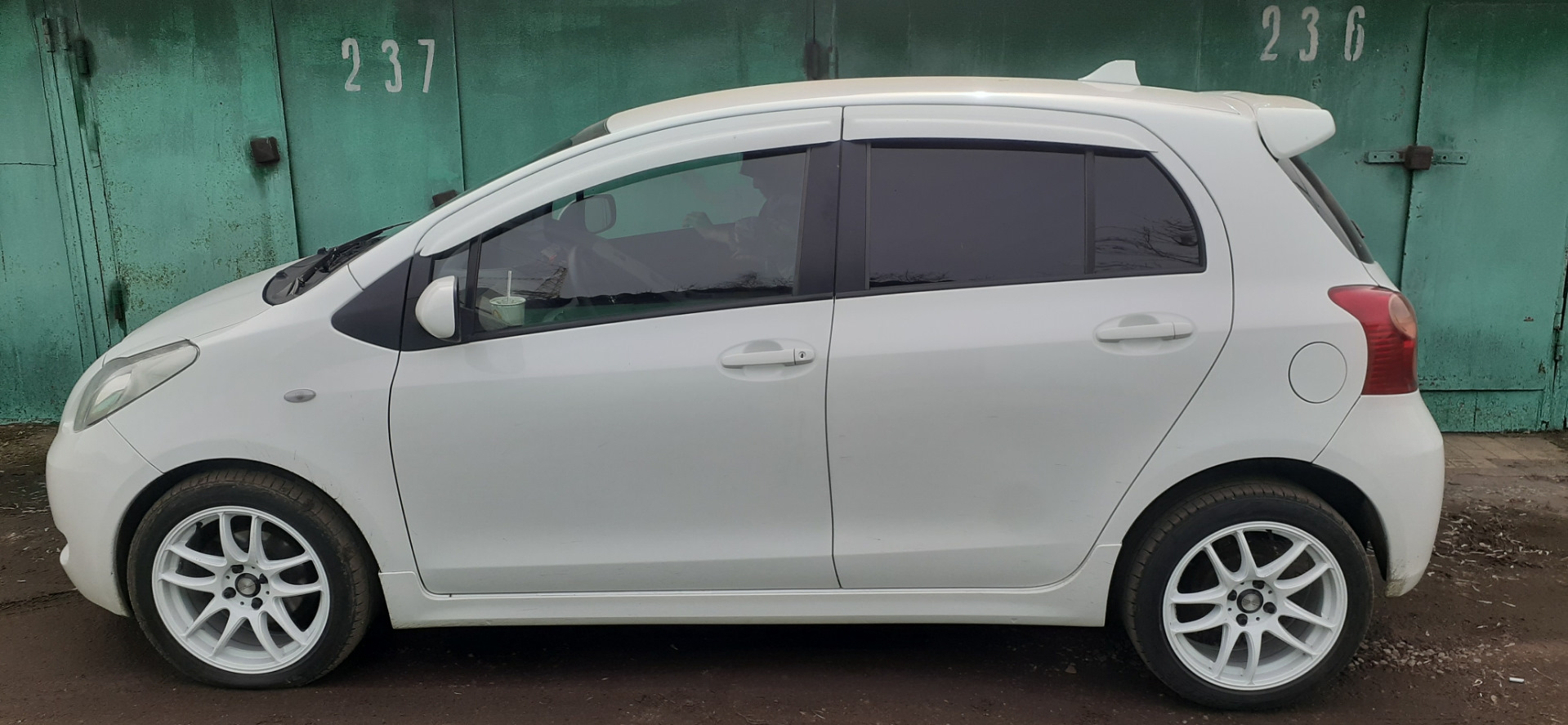 Новые тапки. — Toyota Yaris (p2), 1,3 л, 2008 года | колёсные диски ...