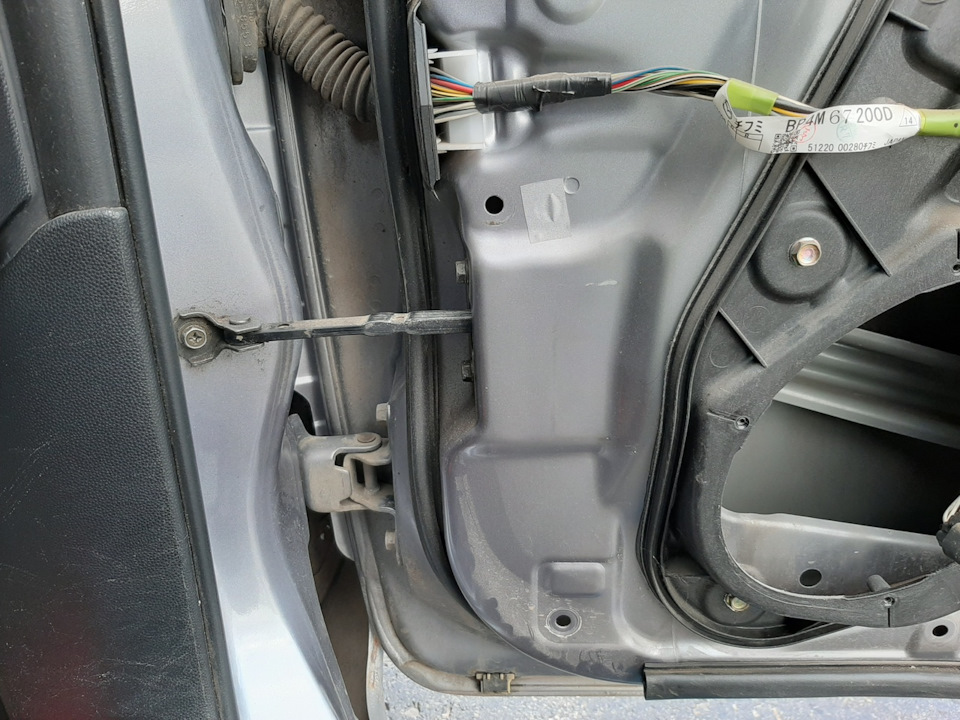 Замена ограничителей дверей — Mazda 3 (1G) BK, 1,6 л, 2006 года ...