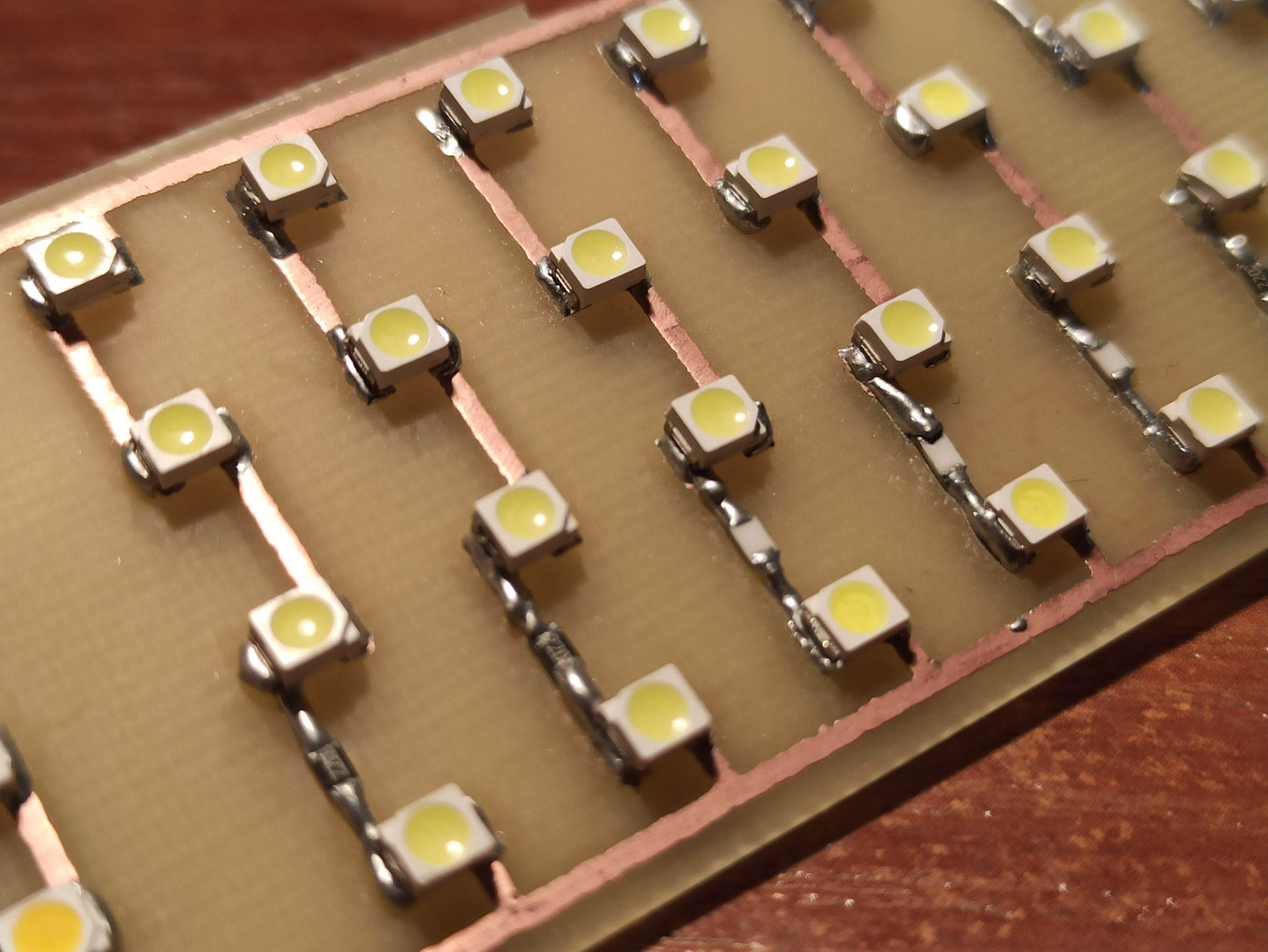 Led платы. 525 SMD. СМД светодиоды 2,4 в. SMD 3528 пайка. Светодиод 933с SMD.