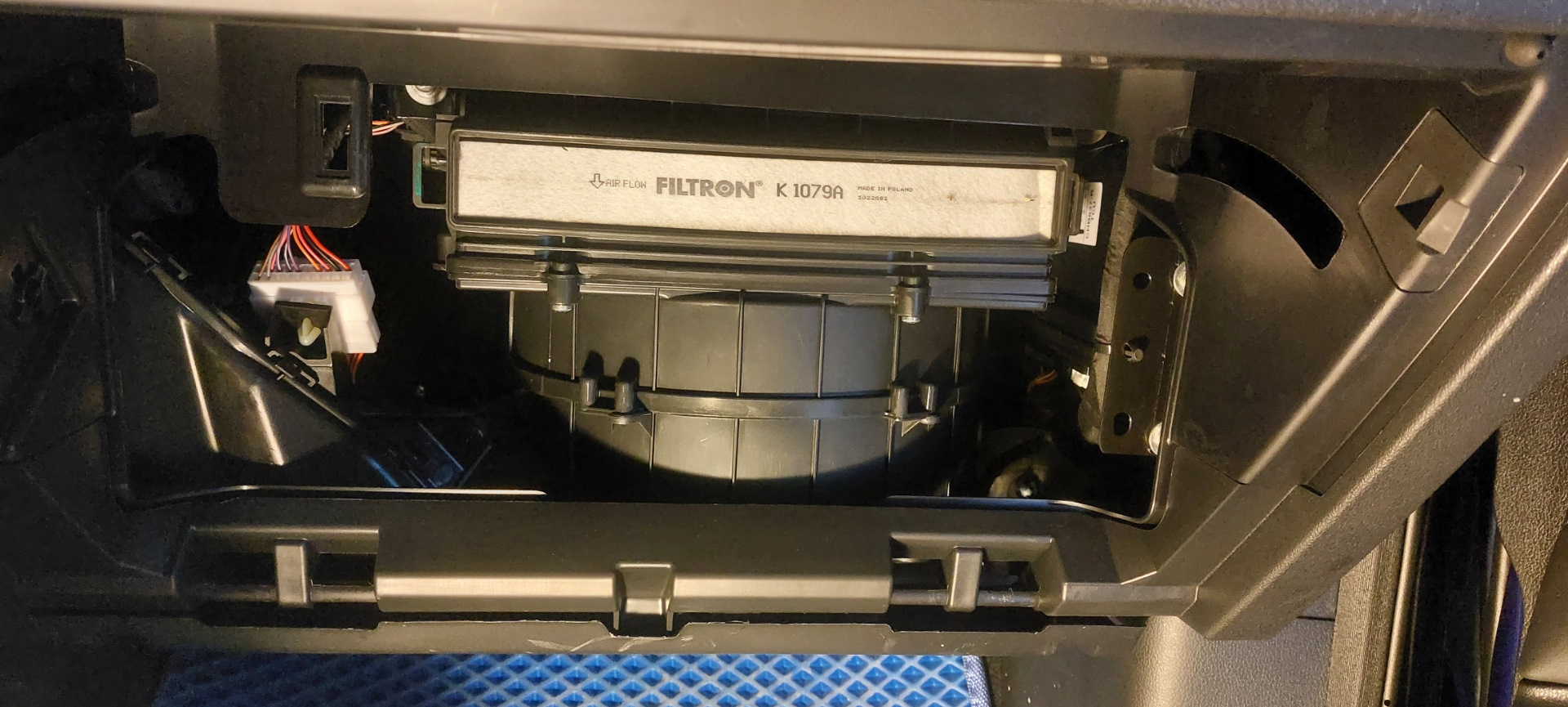 Замена салонного фильтра — Haval F7 (1G), 2 л, 2020 года | своими ...