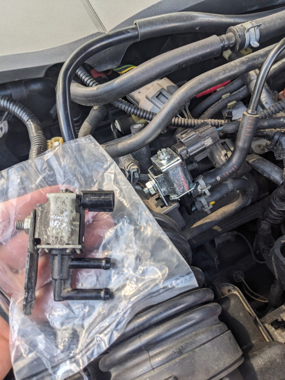 Замена электромагнитного клапана адсорбера | Mazda 6 GH — Mazda 6 (2G ...