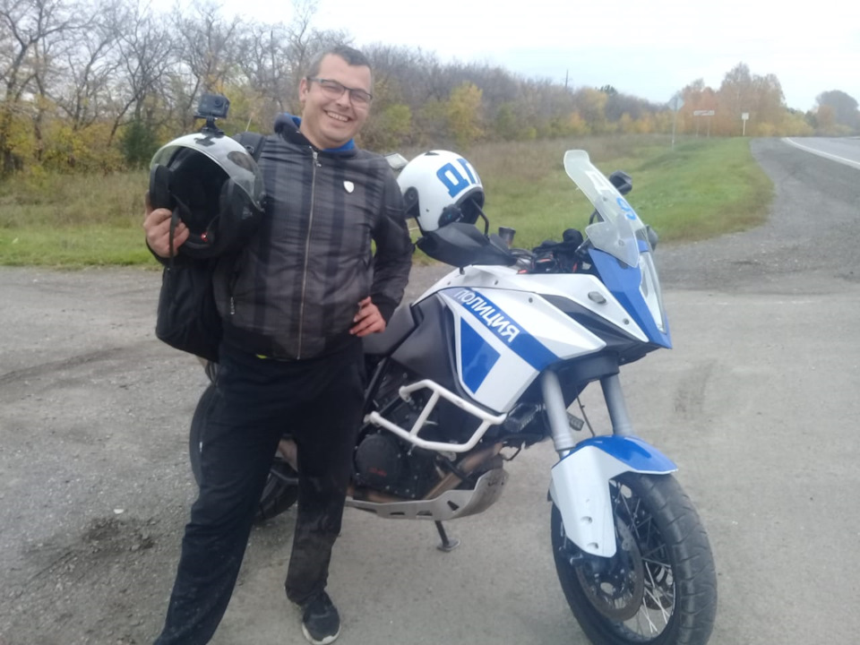 Опять остановил мотобат. 10 км по грязи на сдутом колесе на Альфе 110 ...