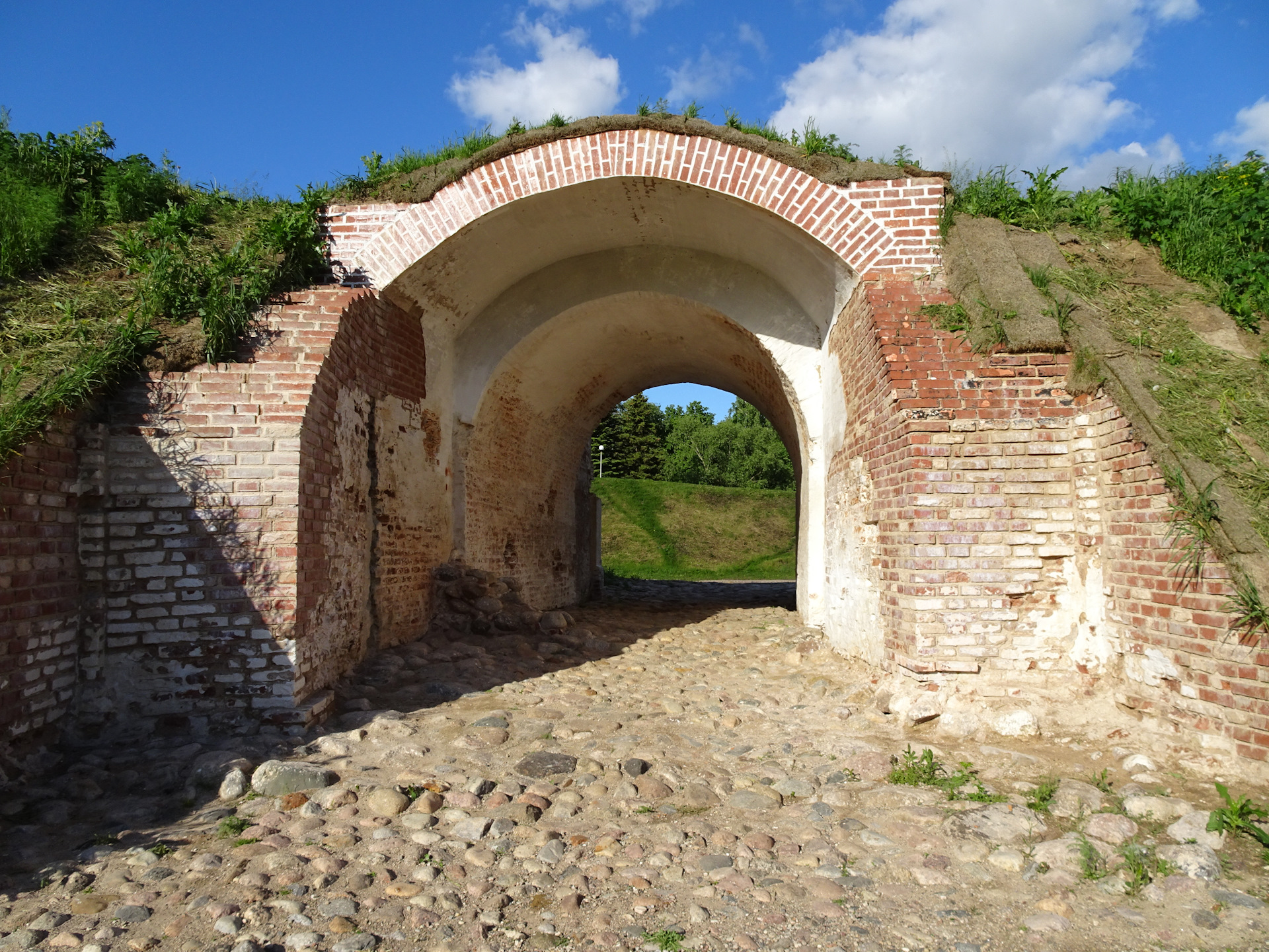 Look the castle. Великолукская крепость Великие Луки. Крепостные ворота Великие Луки. Ворота крепость Великие Луки. Земляная крепость Великие Луки.