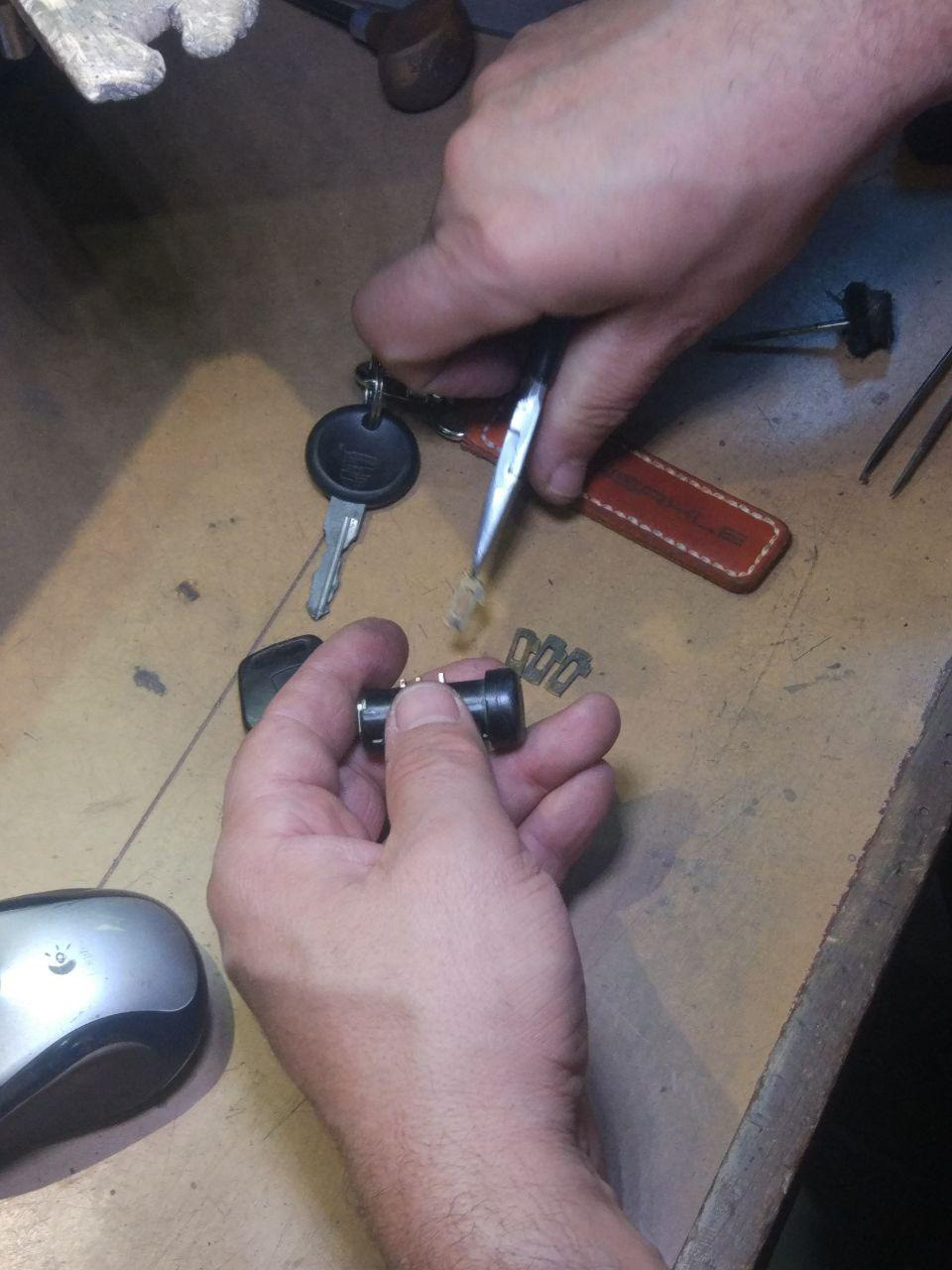 Переборка личинки замка зажигания под другой ключ — Porsche 944, 3 л ...