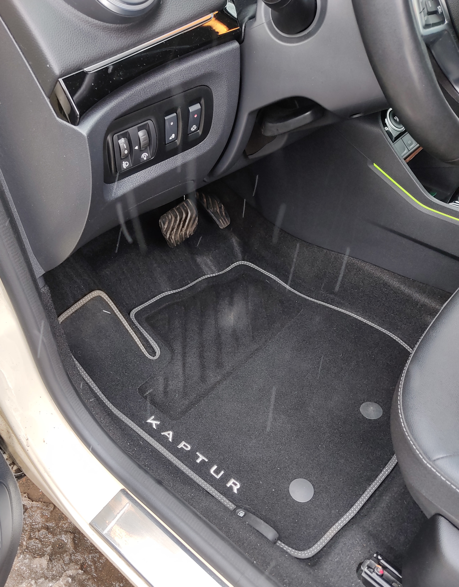 Велюровые коврики в салон — Renault Kaptur (2020), 1,3 л, 2020 года ...