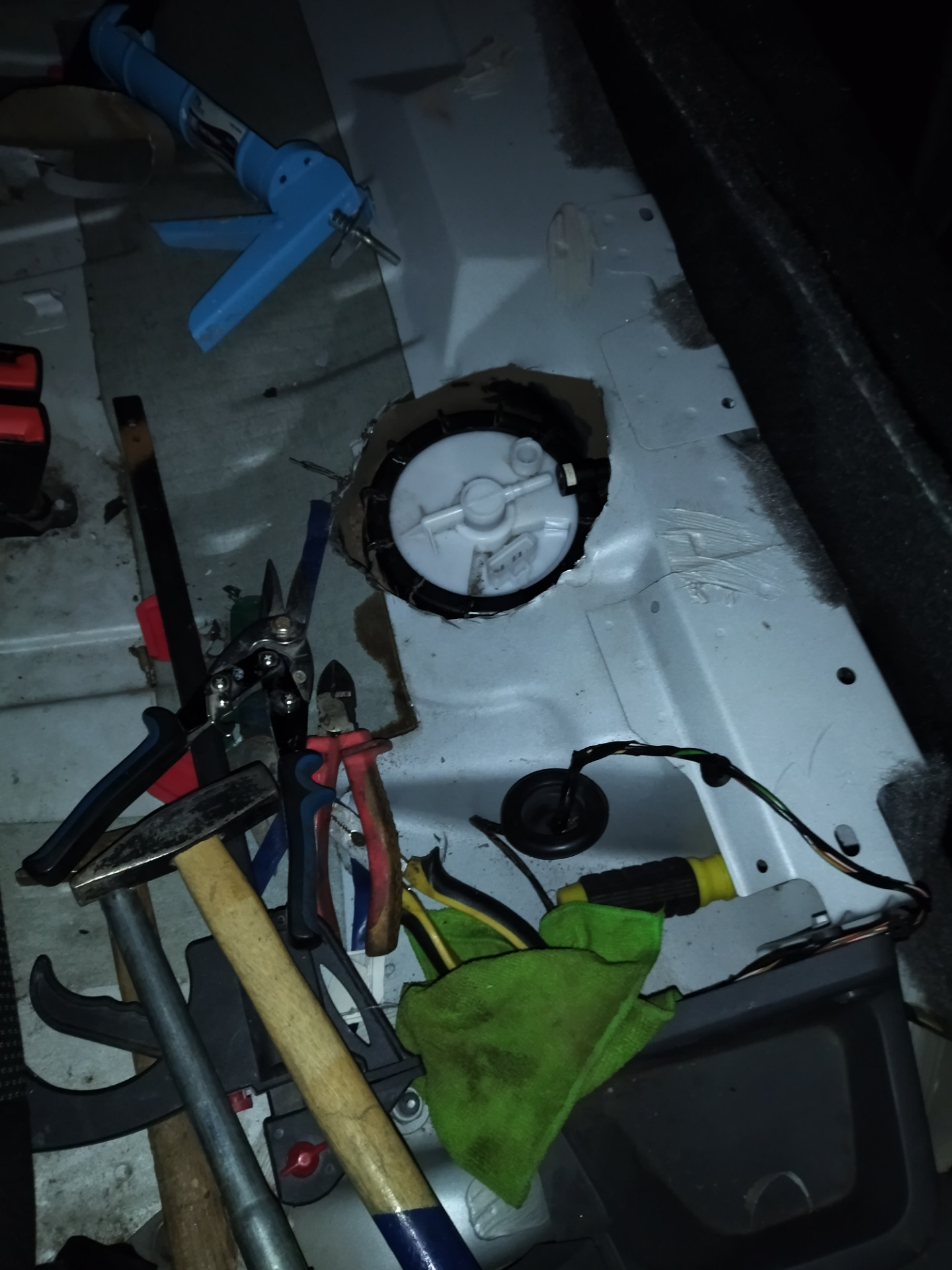 Замена бензонасоса — Ford Focus Hatchback II, 1,6 л, 2010 года ...