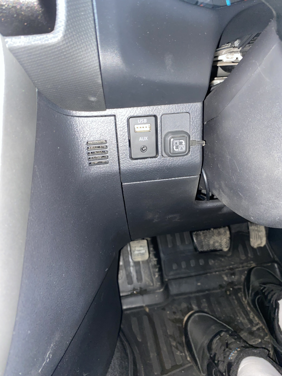 Установил заглушку aux / usb — Toyota Wish (AE20), 1,8 л, 2010 года |  аксессуары | DRIVE2