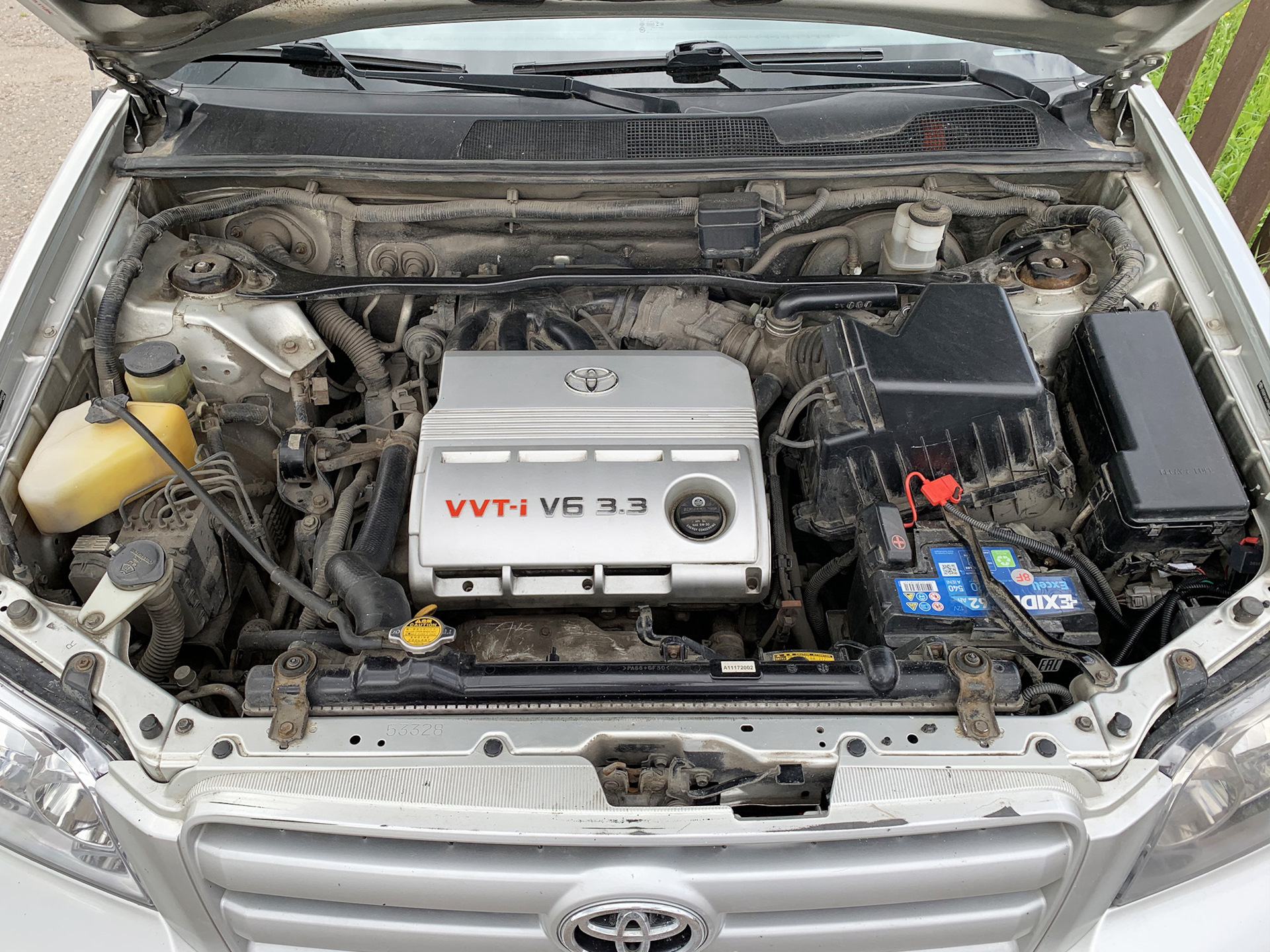 Какой двигатель тойота хайлендер. Подкапотное пространство Toyota Highlander 2014. Toyota Highlander подкапотное пространство. Toyota Highlander 2001 двигатель. Тойота хайлендер подкапотное пространство.