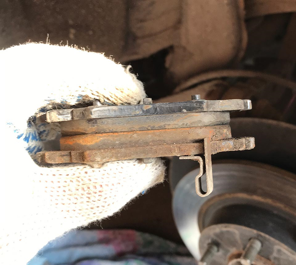 Замена задних тормозных колодок с электронным ручным тормозом Mazda CX-5