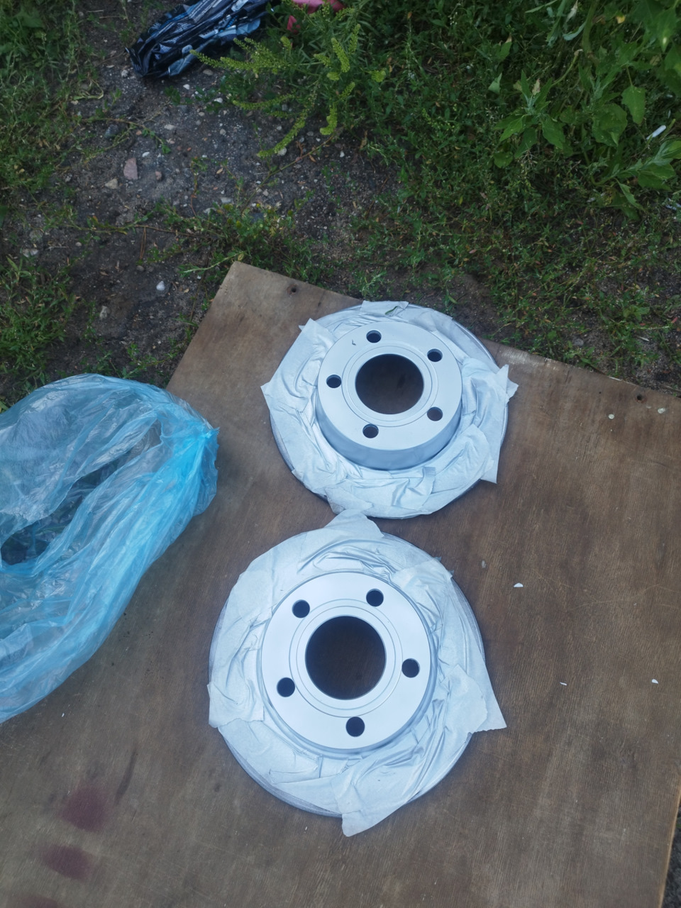 Замена задних тормозных дисков, колодок, покраска суппорта — Audi A6 ...