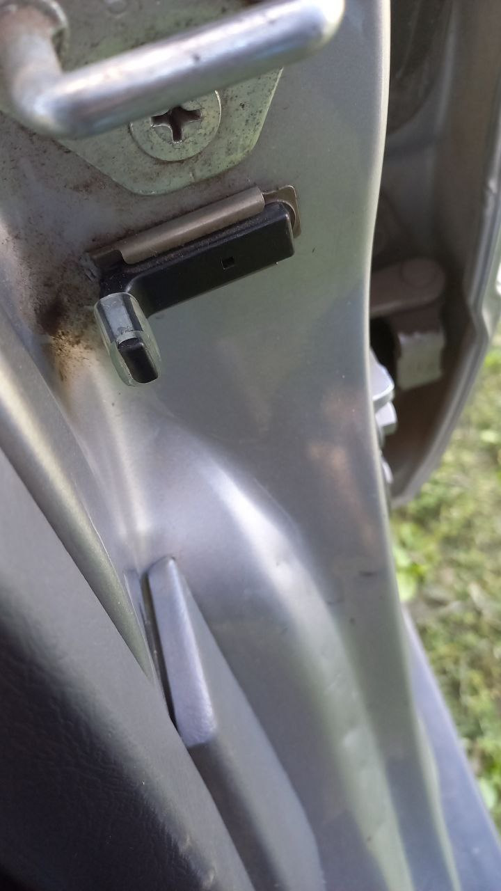 Таким образом заменил отрезком силиконового шланга потерянный резиновый колпачок на рычажке концевика двери — Honda CR-V (RD1/RD2)
