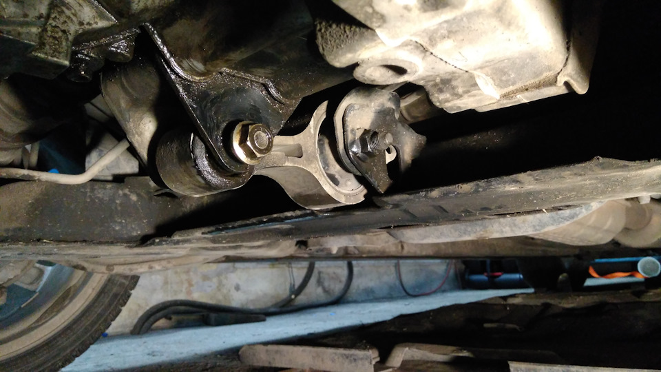 Замена задней подушки — Mazda Atenza (1G), 2,3 л, 2003 года | своими ...