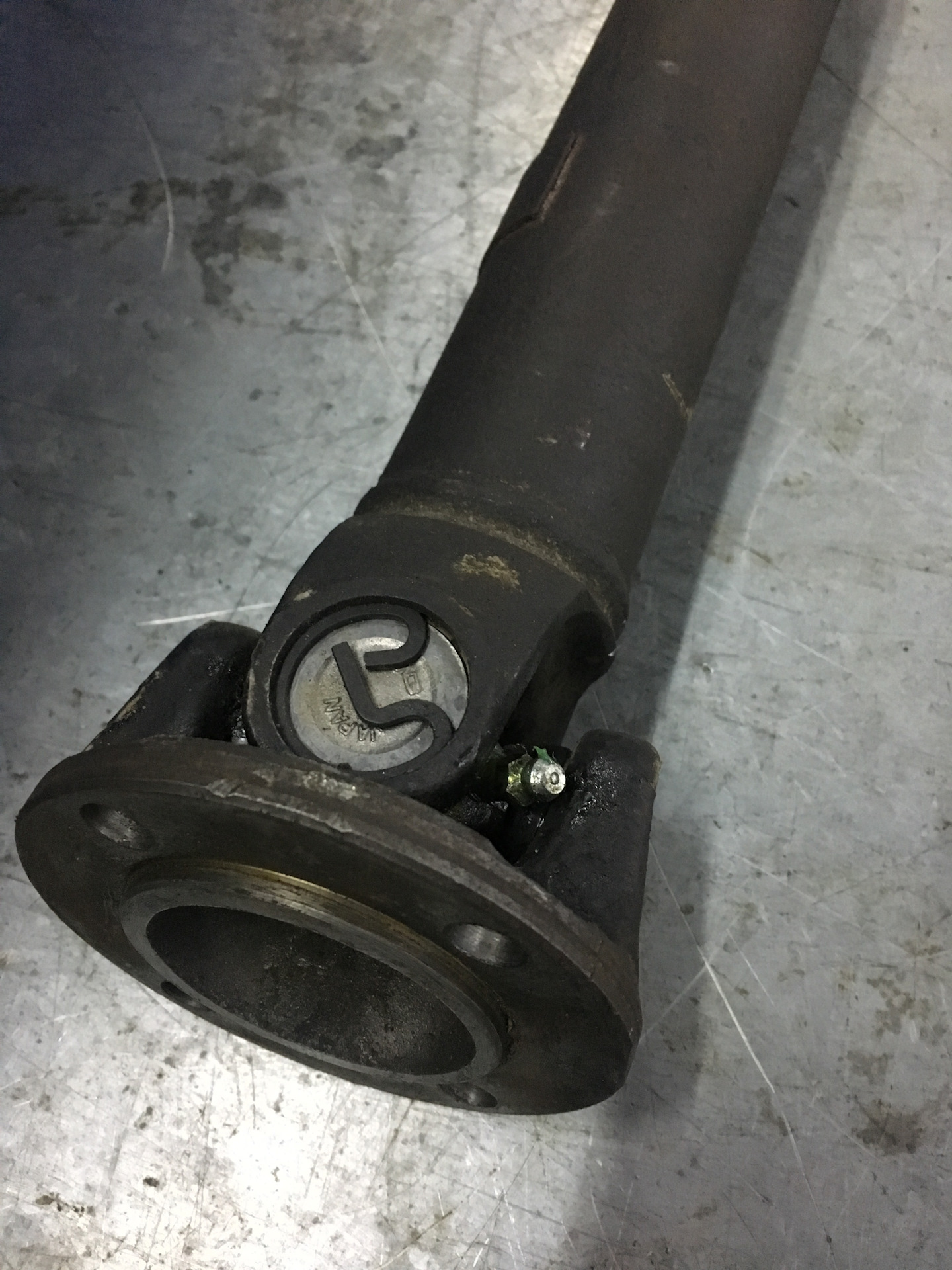 Карданные валы volvo. Карданный вал вольво 9183941. Карданный вал вольво хс90. Карданные валы volvo. Кардан вольво 740.