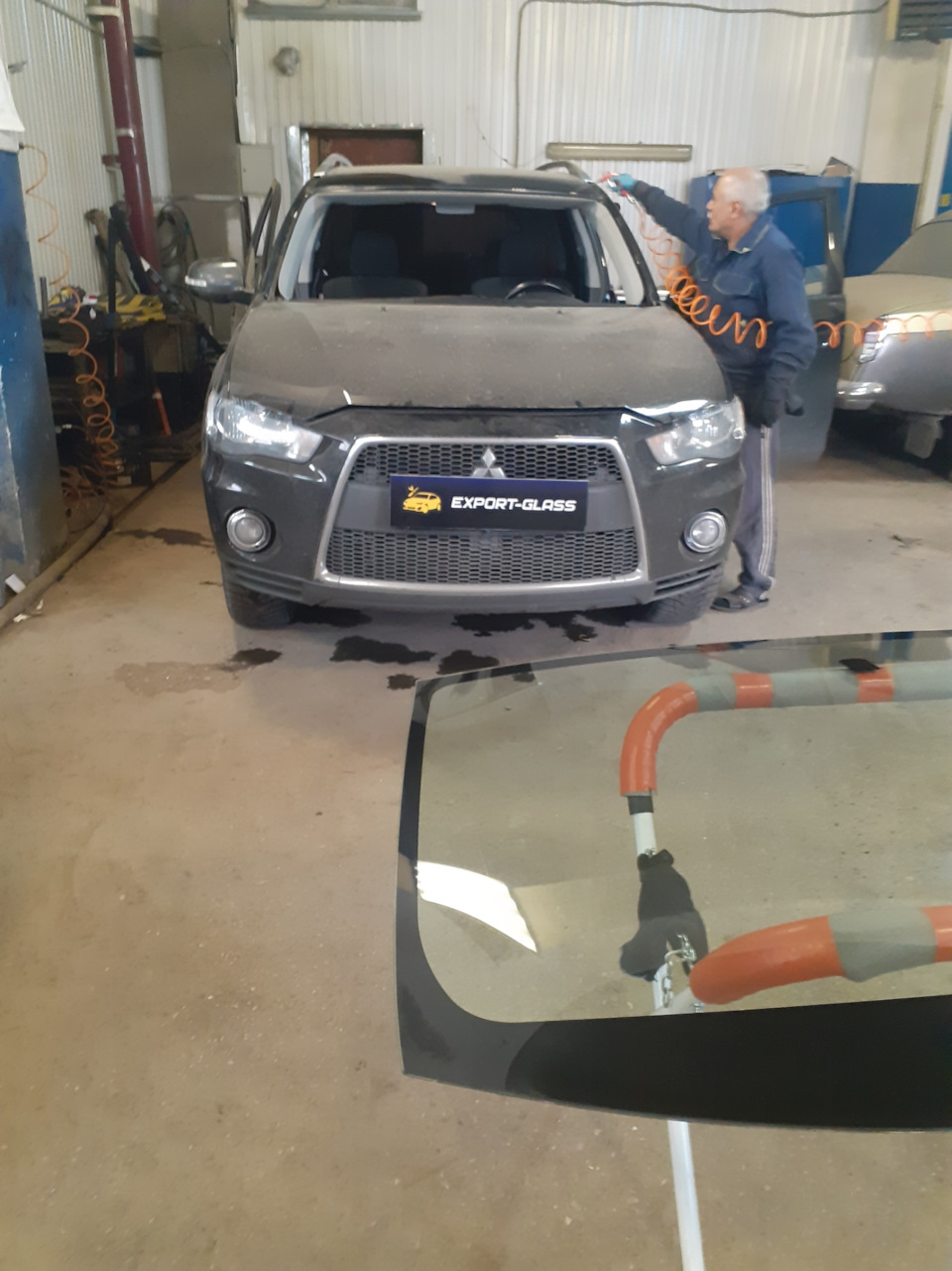 Замена лобового — Mitsubishi Outlander XL, 2 л, 2010 года | запчасти ...
