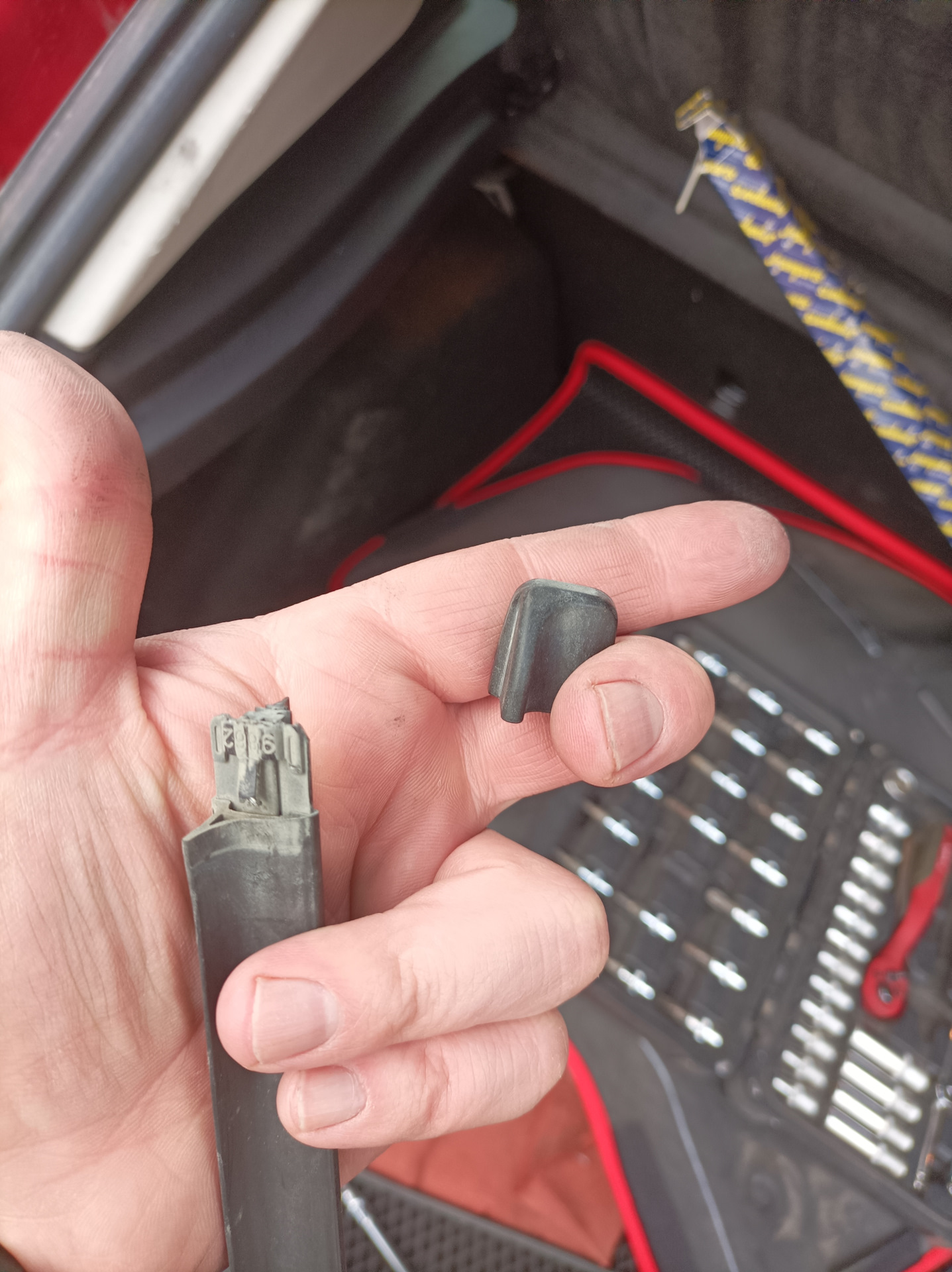 Замена резинок щеток стеклоочистителя — Ford Focus III Hatchback, 2 л ...