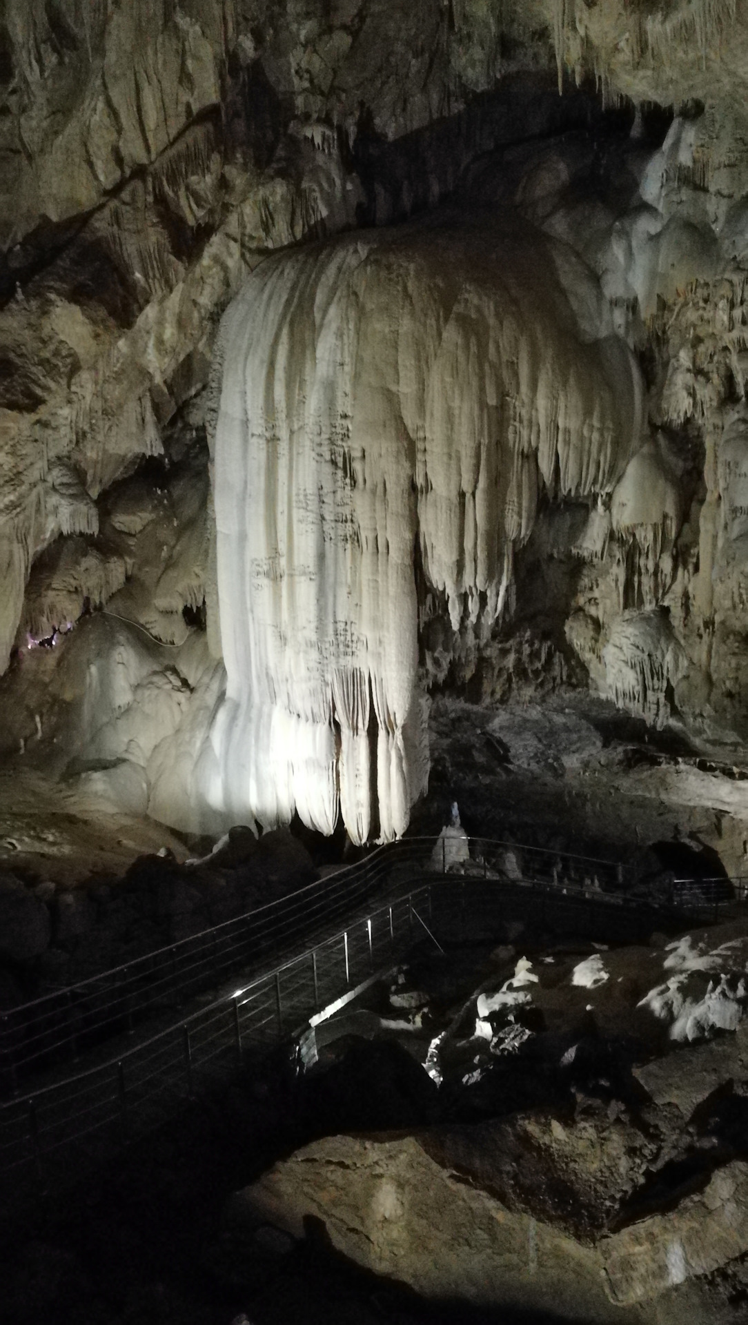 Новоафонская пещера сталактиты