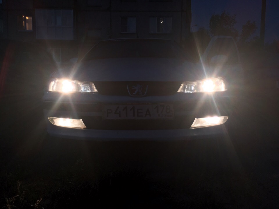 Свет почти. Свет Пежо 406. Laser Lights Headlights Peugeot 406.. Пеугеот 406 белый свет. Фара светит вниз Пежо 406.