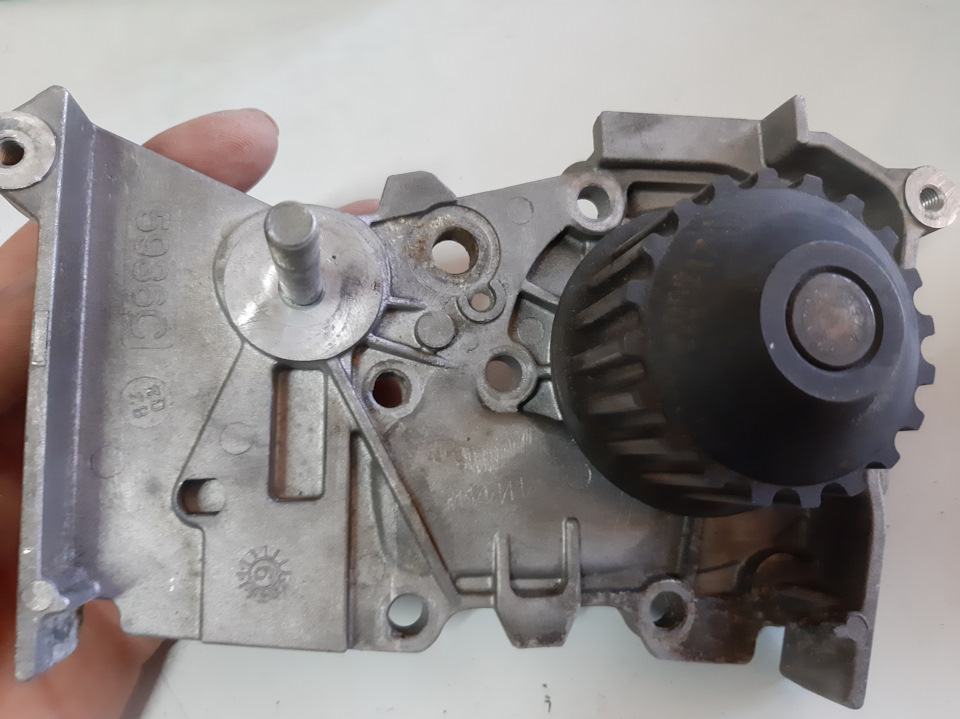 Водяная помпа к4м ларгус. Помпа к4м. 6 к4м. K4m ларгус помпа. Помпа рено k4m.