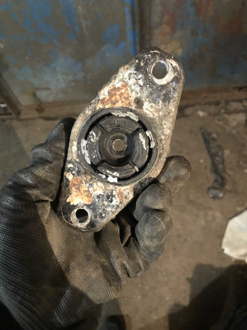 Отбойники амортизаторов — Ford Focus II Hatchback, 1,8 л., 2008 года ...