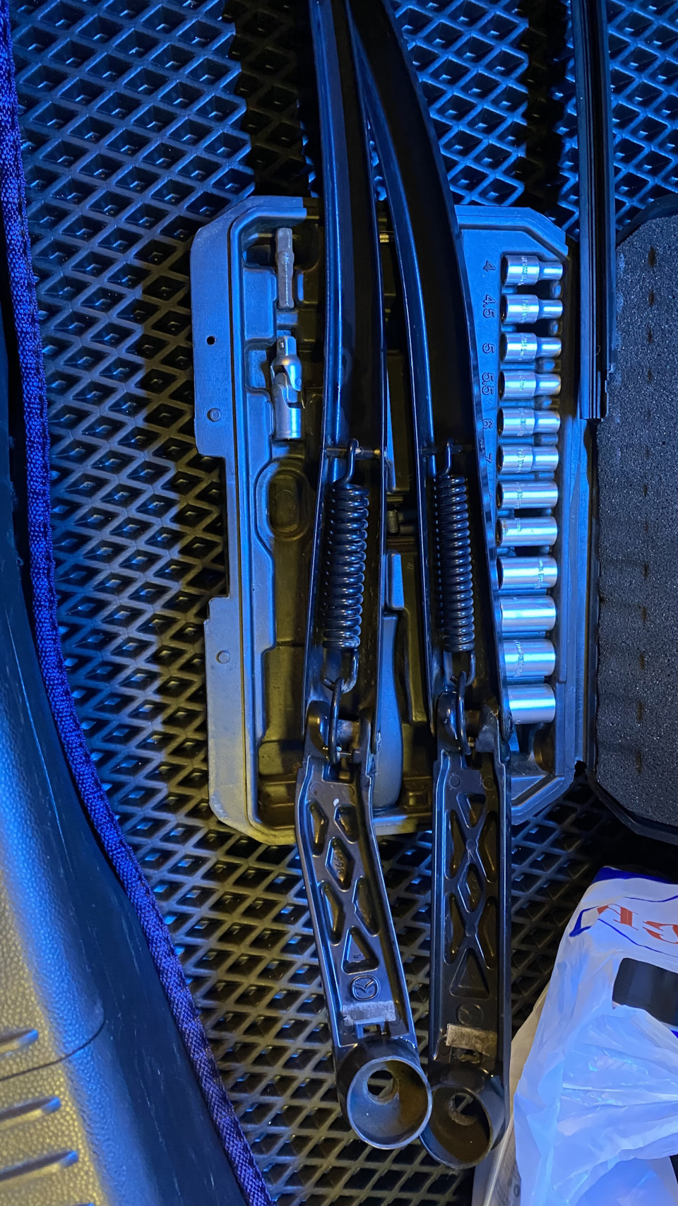 Замена пружин у поводков стеклоочистителя, замена щёток на гибрид ...