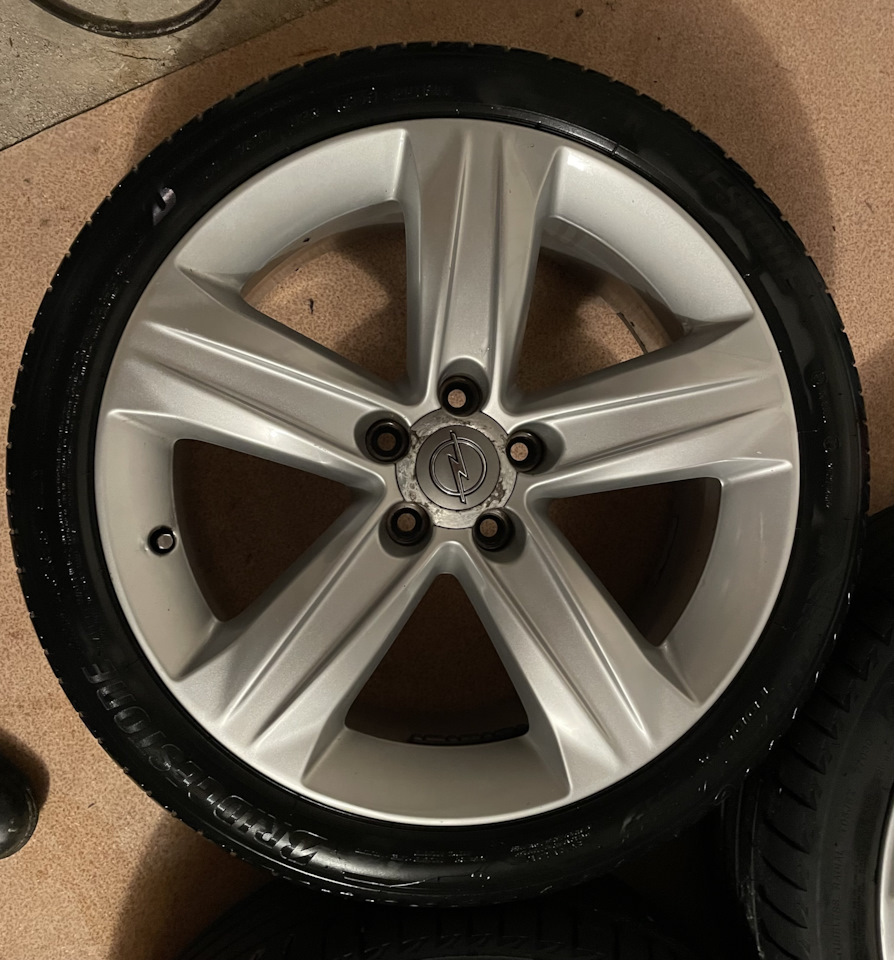 Шины летние Bridgestone 225/40 R18, литые диски 7,5Jx18 ET37 5x110. Б/у ...