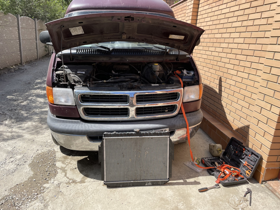 Ремонт радиатора (потек пластиковый бачок) — Dodge Ram Van (3G), 5,2 л ...