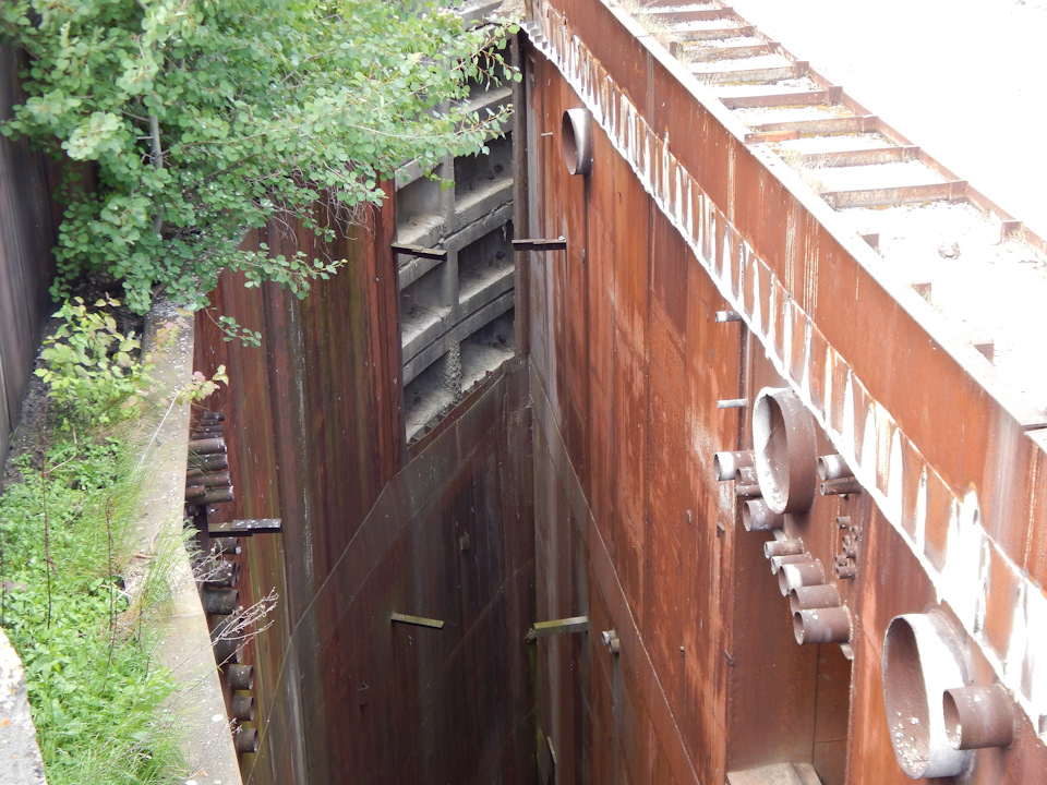 Между цилиндром самого командного пункта и шахтой есть расстояние около 3 метров. Раньше здесь стояли лестницы по которым можно было спуститься вниз но сейчас они срезаны. — Nissan X-Trail II (t31)